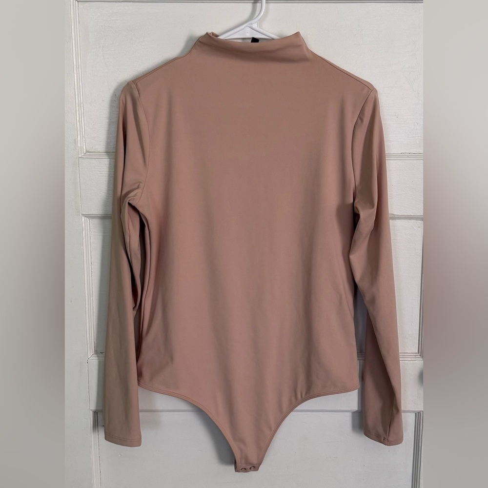 Express Body Contour High Compression Mock
Neck Long Sleeve Bodysuit